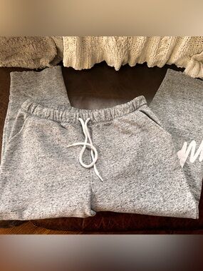 PINK Victoria's Secret Heather Gray Fleece cropped Joggers